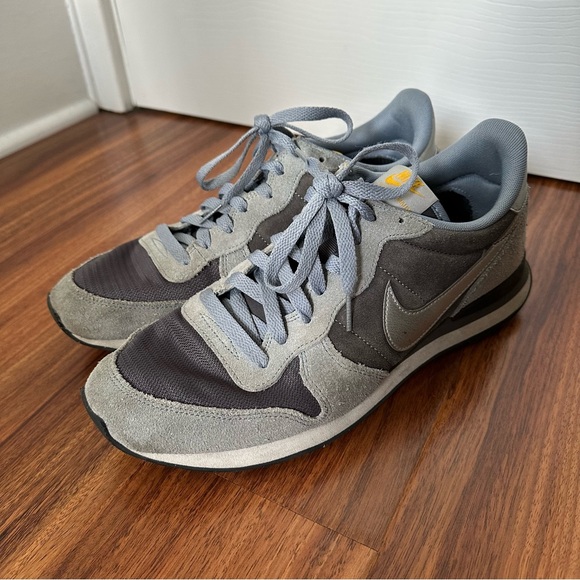 Nike Internationalist Silver Metallic Swoosh - Picture 1 of 6